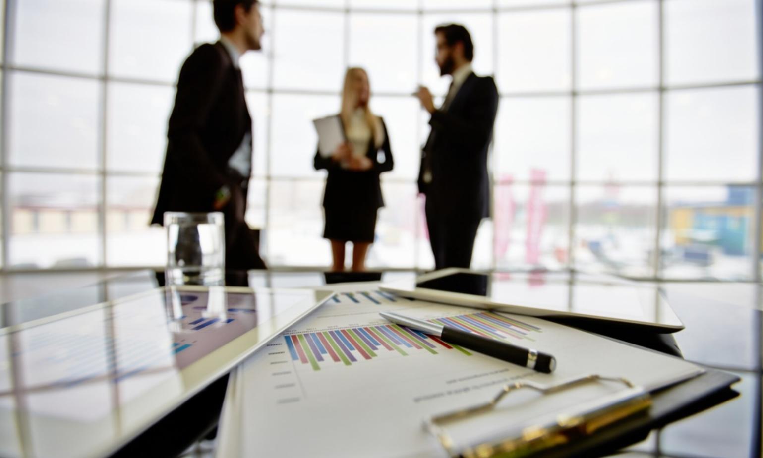 Applicazione professionale di trucco fotografico con pennelli specializzati e palette colori